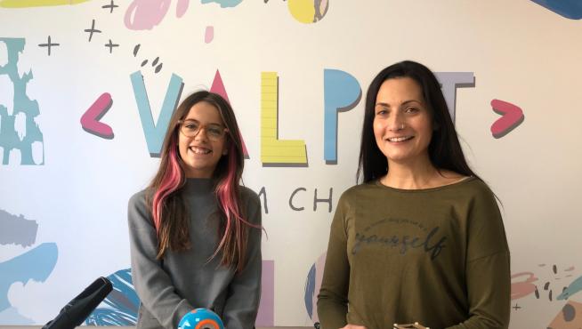 Valeria Corrales y su profesora de robótica, Patricia Heredia, ante la cámara en su canal de YouTube ValPat.