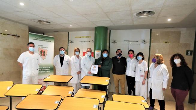 La Asociación Alcer-Huesca entrega al Hospital Universitario San Jorge de Huesca 12 mesas auxiliares para la sala de hemodiálisis