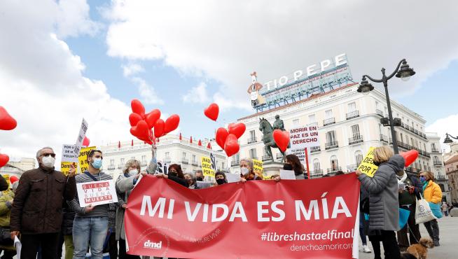 Miembros de la asociación Derecho a Morir Dignamente, concentrados en Madrid