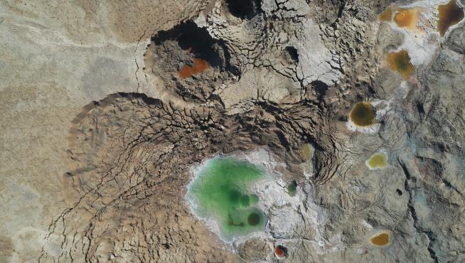 Imagen de dron de dolinas activas con pequeños lagos en su interior (Israel)