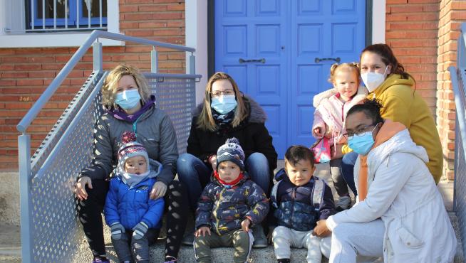 Mikel, Kilian, Nayara y Manuel, junto a sus madres, en la puerta de la nueva escuela infantil.