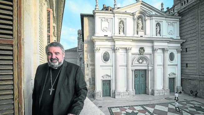 Carlos Escribano, en las dependencias del Arzobispado, con la Seo al fondo.