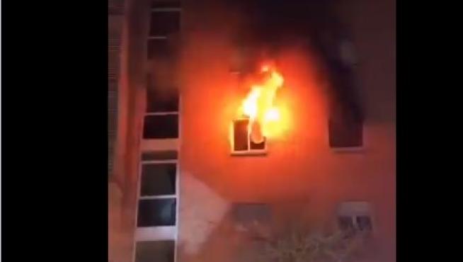 Las llamas salían de la vivienda en la que ha fallecido un joven debido al incendio registrado en Pamplona.