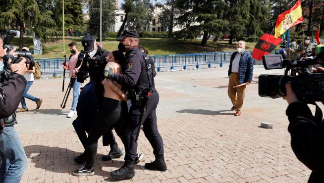 Activistas de Femen irrumpen en un acto de afirmación nacional de colectivos franquistas