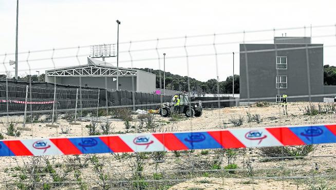 Los operarios adecúan el terreno para iniciar la construcción del nuevo aulario en Parque Venecia.