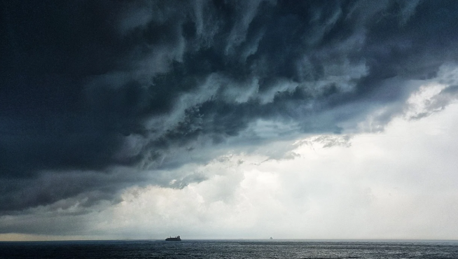 Foto de archivo de una tormenta sobre el oceano