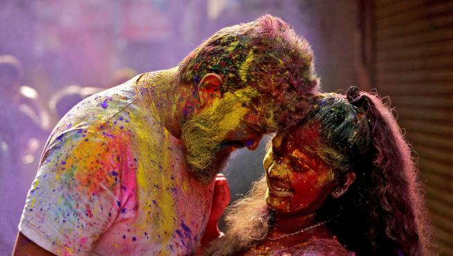 A woman reacts as coloured powder is applied on her face during Holi celebrations, amidst the spread of the coronavirus disease (COVID-19), in Mumbai, India, March 29, 2021. REUTERS/Niharika Kulkarni[[[REUTERS VOCENTO]]] FESTIVAL-HOLI/INDIA