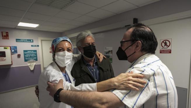 La doctora Elena Campos saluda a Gonzalo Nadal (en el centro) y Ángel Pérez, primeros en dejar la uci del Royo hace un año.