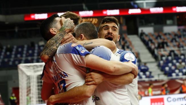 Los jugadores del Fútbol Emotion Zaragoza celebran un gol