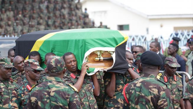 Varios militares portan los restos del presidente John Magufuli