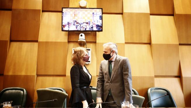 El alcalde de Zaragoza, Jorge Azcón, y la concejal de Cs, Carmen Herrarte, antes de comenzar el pleno de este miércoles.