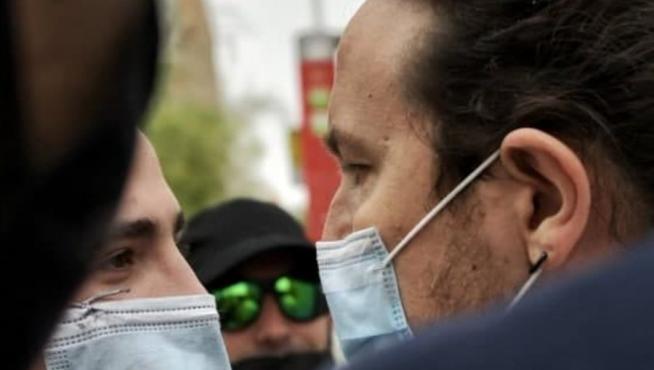 Pablo Iglesias encarando a uno de los jóvenes que le increparon en Coslada