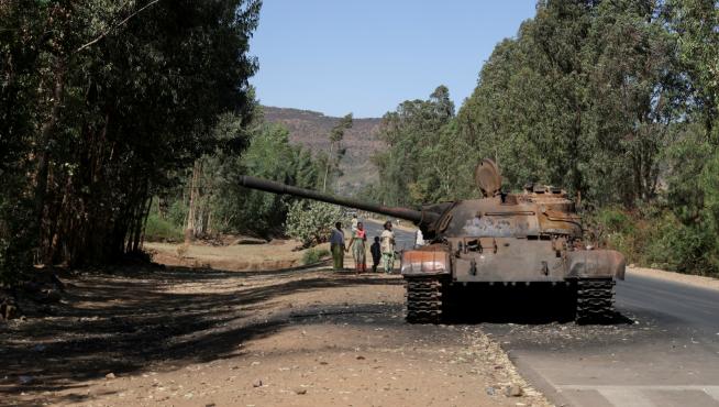 Un tanque quemado en una carretera de Etiopía.