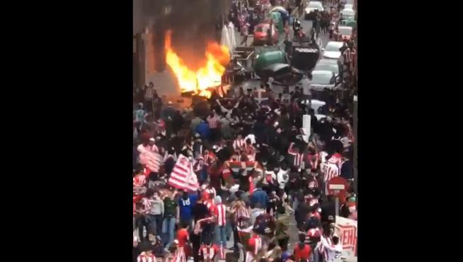 Imagen de la quema de contenedores en la zona de Pozas en Bilbao