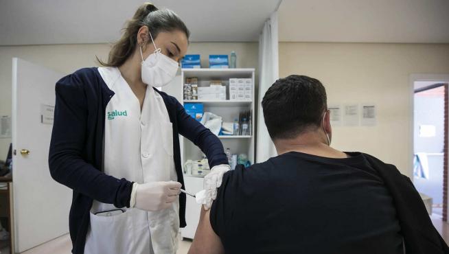 Vacunación con AstraZeneca en el Centro de Salud Bombarda en Zaragoza.