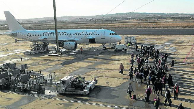 Los últimos vuelos, en el puente de la Constitución de 2019. Politours era el principal turoperador en el aeropuerto de Zaragoza y una de sus últimas salidas fue la de este avión con destino a Amán (Jordania).