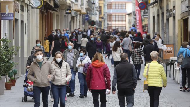 Imagen de turistas paseando por la calle Mayor de Jaca, el pasado mes de marzo.