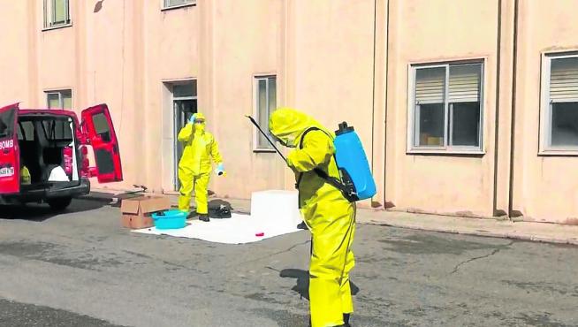 Bomberos del parque de Teruel durante unas prácticas de desinfección.