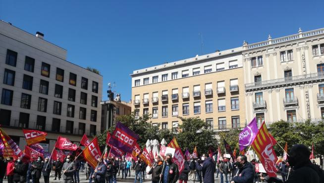 Delegados de los dos sindicatos mayoritarios se han concentrado hoy en Zaragoza y en otras capitales españolas para exigir al Gobierno que avance en las reformas pendientes