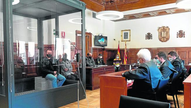 El acusado, en el interior de la cabina blindada, frente a la bancada que ocupan las acusaciones en la Audiencia de Teruel