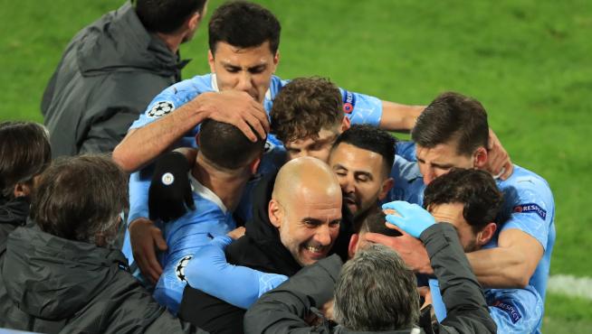Guardiola celebra con sus jugadores el pase a las semifinales del City tras derrotar al Borussia Dortmund