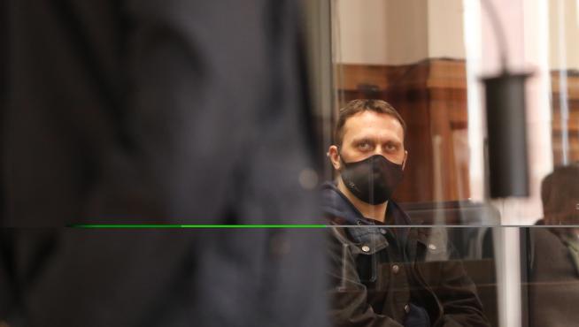 El paramilitar serbio, observa atentamente las explicaciones de uno de los agentes de la Guardia Civil durante el juicio.