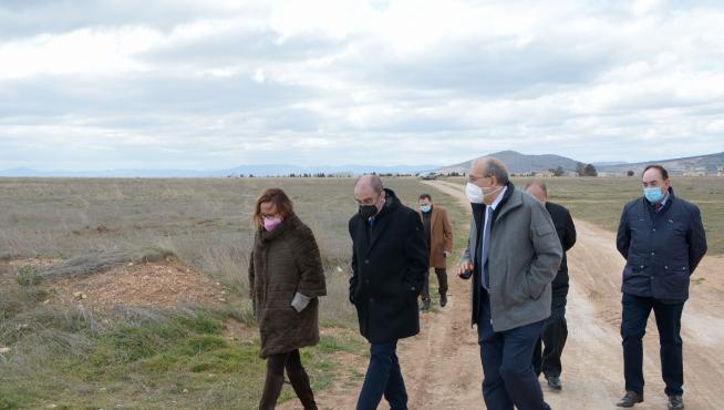 Visita del presidente de la DGA, Javier Lambán, y el alcalde de Calamocha, Manuel Rando, a los terrenos donde se construirá el matadero.