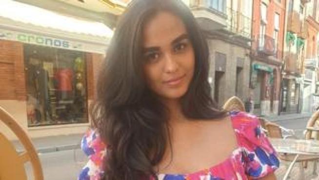 Es morena, delgada y con pelo largo y negro y vestía leggins, botas negras y una sudadera rosa