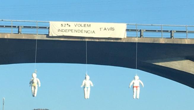 Imagen de los muñecos colgados