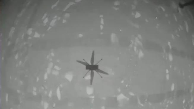 Imagen en blanco y negro tomada por el helicóptero de su propia sombra