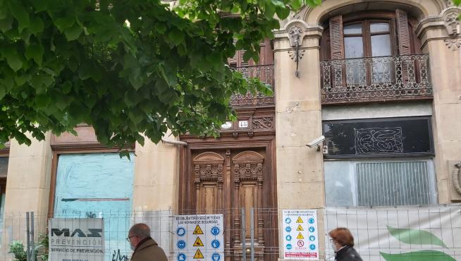 El edificio tiene una fachada que da a la plaza de España y otra, a la calle de Los Mártires.