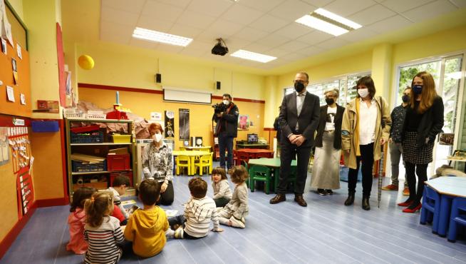 El consejero de Educación, Felipe Faci, en el colegio Hilarión Gimeno.