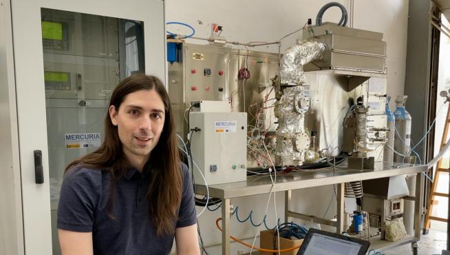 El físico e investigador de la Universidad de Zaragoza Manuel Bailera, en el laboratorio de su grupo de investigación Energía y CO2