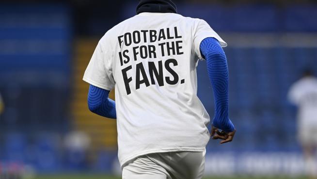 Un futbolista del Chelsea muestra su rechazo a la Superliga con una camiseta en el partido de este martes.