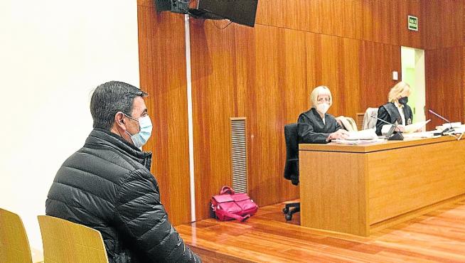 El alcalde de Cosuenda, Óscar Lorente, en el banquillo de los acusados.