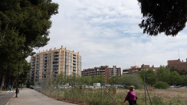 Parte del solar entre Arquitecto LaFiguera y Palencia donde la DGA prevé construir miniapartamentos.