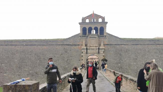 La lluvia estropeó ayer el último día del puente. En la foto, visitantes en la Ciudadela de Jaca