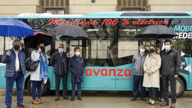 El alcalde de Huesca, Luis Felipe, con concejales y representantes de la empresa Avanza junto al autobús eléctrico.