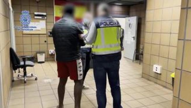 La víctima sufrió roturas óseas en un brazo y en varias costillas y precisó de puntos de sutura en una herida en la cabeza. El autor había sido detenido tan sólo 24 horas antes por agredir a otras dos personas.