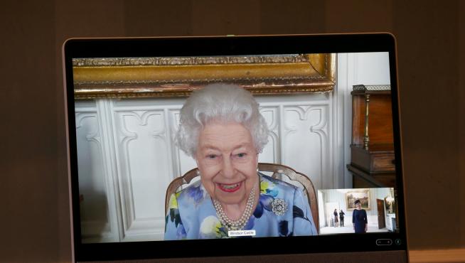 Isabel II, en una audiencia virtual desde Windsor con la embajadora de Letonia, Ivita Burmistre.