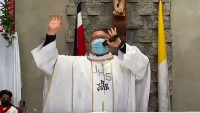 Sergio Valdeverde Espinoza cantando desde el altar