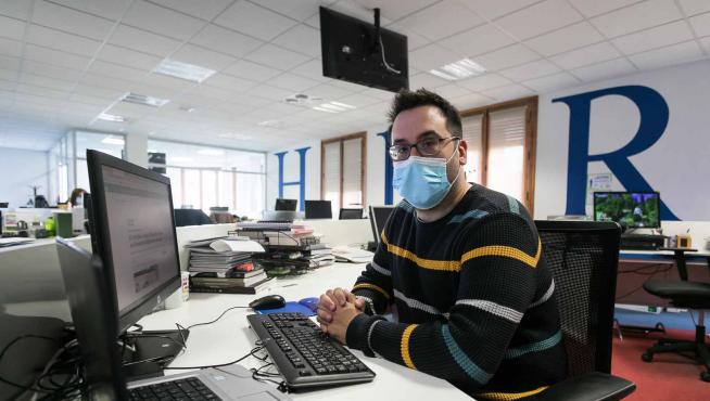 Sergio Villanueva responde a los lectores desde la redacción de Heraldo de Aragón.