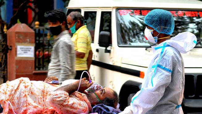Un paciente con coronavirus es trasladado de un hospital de la ciudad de Calcuta.