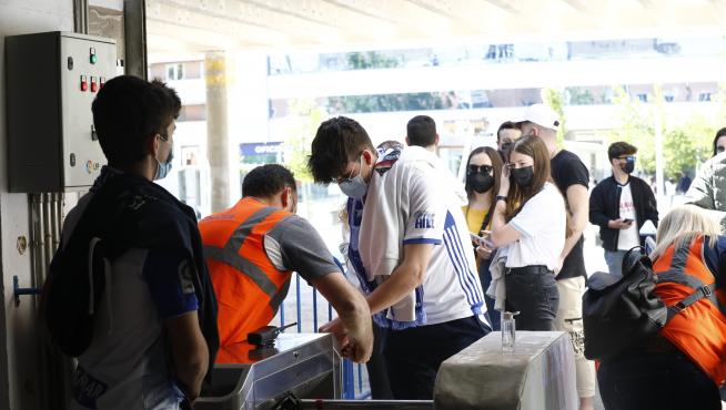La afición vuelve a la Romareda para ver el Deportivo Aragón-Barbastro, el primer partido con público tras el cierre por la pandemia.