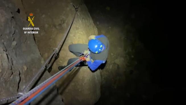 Momento del rescate de dos escaladores en Peña Rueba, en Murillo de Gállego, por parte de la Guardia Civil.