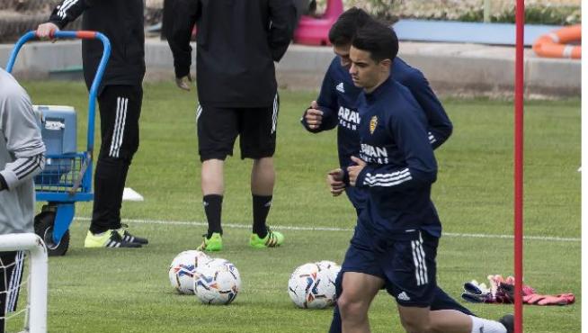 Bermejo, junto a Zapater, en plena carrera durante el entrenamiento del Real Zaragoza.