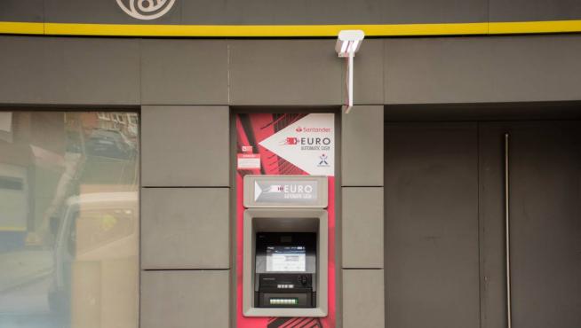 Cajero automático instalado en una oficina de Correos en Madrid.