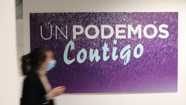 Cartel de Unidas Podemos en su sede de Madrid