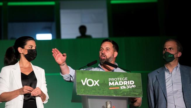 El presidente de Vox, Santiago Abascal (c), acompañado por la candidata a la presidencia de la Comunidad de Madrid Rocio Monasterio y el concejal de su grupo en el ayuntamiento madrileño, Javier Ortega Smith