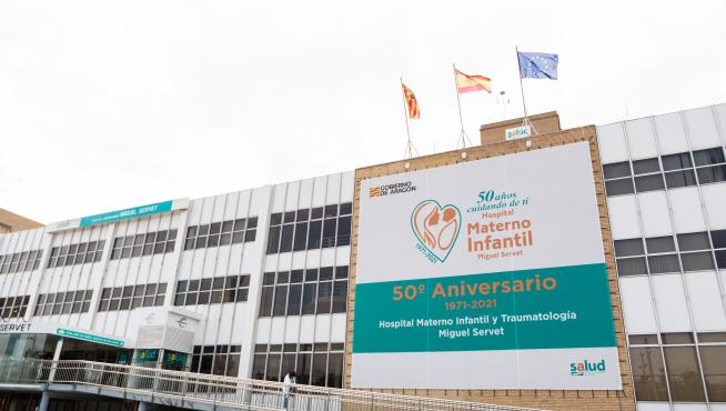Fachada del Hospital Miguel Servet con el cartel conmemorativo del 50 aniversario de Traumatología y del Hospital Materno Infantil.